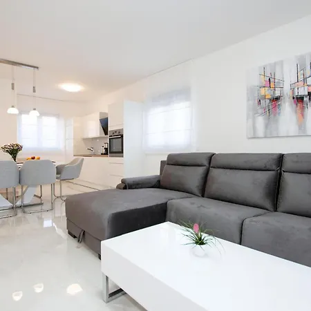 In With House Sea View Semesterbostad